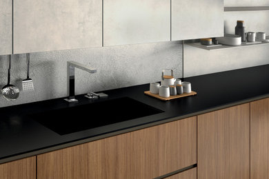 Foto di una cucina minimalista con top piastrellato, pavimento in gres porcellanato e top nero