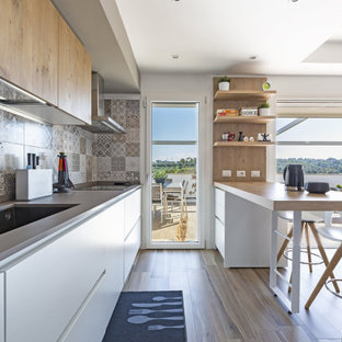 Idee per una cucina contemporanea di medie dimensioni con lavello sottopiano, ante lisce, ante bianche, top in legno, paraspruzzi grigio, paraspruzzi con piastrelle a mosaico, elettrodomestici da incasso, pavimento in legno massello medio, penisola, pavimento beige e top beige