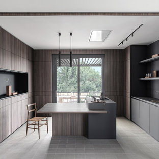 Immagine di una cucina moderna con lavello da incasso, ante lisce, ante in legno bruno, pavimento grigio e top grigio