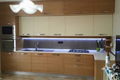 Inspiration for a modern kitchen in Naples.