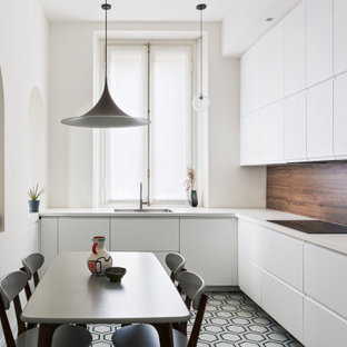 Immagine di una cucina a L design di medie dimensioni con ante bianche, pavimento in cementine, top bianco, lavello sottopiano, ante lisce, paraspruzzi marrone, paraspruzzi in legno, elettrodomestici da incasso, nessuna isola e pavimento multicolore