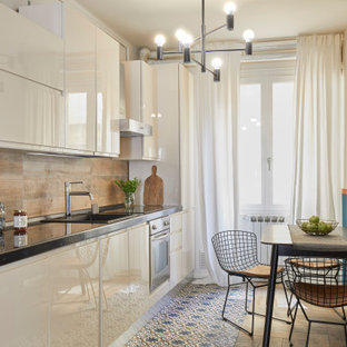 Esempio di una piccola cucina contemporanea con lavello da incasso, ante lisce, ante nere, paraspruzzi marrone, elettrodomestici in acciaio inossidabile, nessuna isola, pavimento beige e top beige