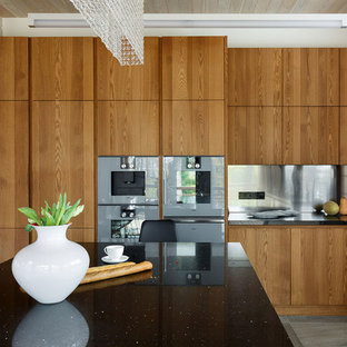 Idee per un cucina con isola centrale moderno con top in quarzite, paraspruzzi a effetto metallico, paraspruzzi con piastrelle di metallo, top nero e ante in legno scuro