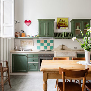 Esempio di una cucina country con lavello stile country, ante in stile shaker, ante verdi, elettrodomestici in acciaio inossidabile, pavimento in cemento, nessuna isola, pavimento grigio e top beige