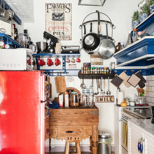 Idee per una cucina parallela eclettica con ante a persiana, ante bianche, elettrodomestici colorati e top grigio