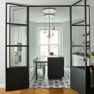 Foto di una cucina abitabile design di medie dimensioni con pavimento con piastrelle in ceramica e pavimento multicolore