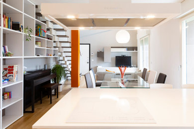 Immagine di un cucina con isola centrale minimal con parquet chiaro