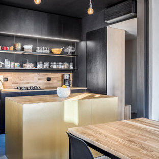 Idee per una cucina design di medie dimensioni con lavello a vasca singola, ante lisce, ante nere, top in legno, paraspruzzi in legno, pavimento in cemento, pavimento grigio, paraspruzzi beige, elettrodomestici da incasso e top beige