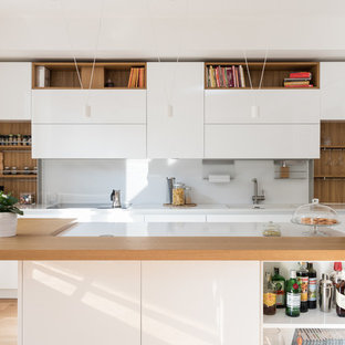 Immagine di un cucina con isola centrale scandinavo con ante lisce, ante bianche, paraspruzzi bianco, parquet chiaro, lavello a vasca singola, pavimento beige e top bianco