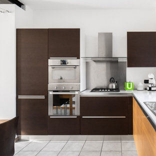 Idee per una cucina minimal di medie dimensioni con lavello da incasso, ante lisce, ante marroni, paraspruzzi a effetto metallico, elettrodomestici in acciaio inossidabile, pavimento in gres porcellanato, nessuna isola, pavimento grigio e top bianco