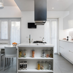 Idee per una grande cucina design con lavello a doppia vasca, ante lisce, top in quarzite, paraspruzzi bianco, elettrodomestici in acciaio inossidabile, pavimento in gres porcellanato, pavimento grigio, top bianco, ante bianche e penisola
