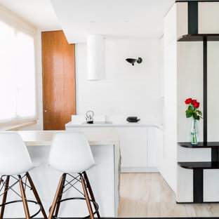 Idee per una piccola cucina abitabile minimal con ante bianche, paraspruzzi bianco, elettrodomestici bianchi, pavimento nero e top bianco
