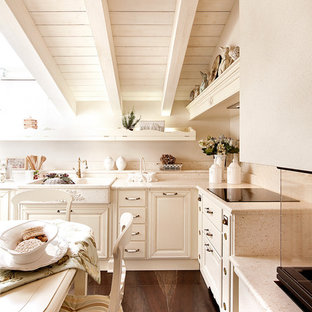 Idee per una cucina abitabile tradizionale con lavello stile country, ante con bugna sagomata, ante beige, paraspruzzi beige, nessuna isola, pavimento marrone e top beige