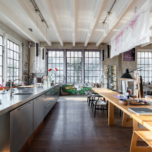 Esempio di una cucina lineare industriale con ante in acciaio inossidabile, top in acciaio inossidabile, lavello integrato, ante lisce, parquet scuro, pavimento marrone e top grigio