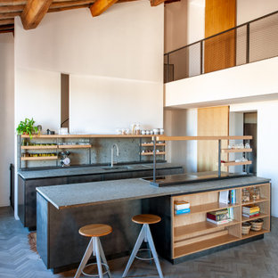 Idee per una grande cucina contemporanea con lavello integrato, ante lisce, ante grigie, paraspruzzi grigio, elettrodomestici da incasso, pavimento grigio, top grigio, top in pietra calcarea, paraspruzzi in lastra di pietra e pavimento in mattoni
