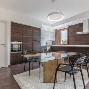 Foto di una cucina design con ante lisce, ante in legno bruno, paraspruzzi marrone, elettrodomestici in acciaio inossidabile, nessuna isola, pavimento marrone e top bianco