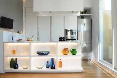 Idee per una grande cucina minimal con top in marmo, parquet chiaro e top beige