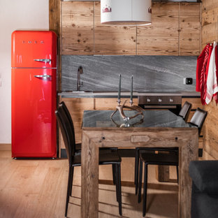 Immagine di una cucina stile rurale di medie dimensioni con lavello da incasso, ante lisce, ante beige, paraspruzzi grigio, parquet chiaro, nessuna isola, pavimento beige e top grigio