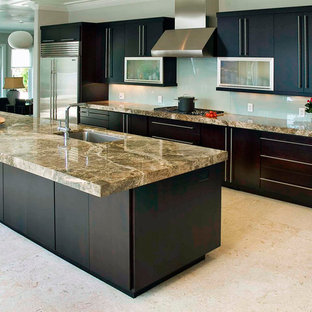 Idee per una cucina minimal con ante lisce, ante in legno scuro, top in marmo, paraspruzzi bianco, pavimento in marmo, penisola, lavello sottopiano, paraspruzzi con lastra di vetro, elettrodomestici in acciaio inossidabile, pavimento beige e top marrone