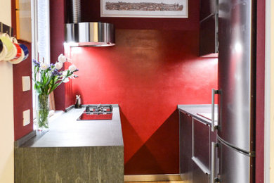 Esempio di una piccola cucina contemporanea con ante in acciaio inossidabile, top in marmo, elettrodomestici in acciaio inossidabile, parquet chiaro e lavello a vasca singola