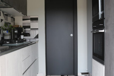 Esempio di una piccola cucina parallela moderna con lavello da incasso, top in quarzo composito e elettrodomestici in acciaio inossidabile