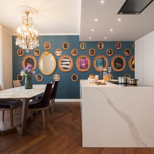 Idee per una cucina bohémian con ante lisce, ante bianche, parquet scuro, penisola, pavimento marrone e top bianco