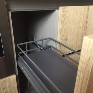 Große Moderne Wohnküche ohne Insel in L-Form mit Doppelwaschbecken, flächenbündigen Schrankfronten, hellen Holzschränken, Laminat-Arbeitsplatte, Küchenrückwand in Weiß, Rückwand aus Keramikfliesen, Küchengeräten aus Edelstahl, Keramikboden, rosa Boden und grauer Arbeitsplatte in Sonstige