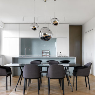 Esempio di una grande cucina contemporanea con lavello sottopiano, ante lisce, ante bianche, top in marmo, paraspruzzi grigio, paraspruzzi con lastra di vetro, elettrodomestici da incasso, pavimento in legno massello medio, pavimento beige e top bianco