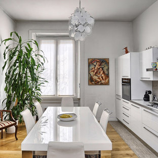 Esempio di una cucina abitabile design con ante lisce, ante bianche, paraspruzzi grigio, parquet chiaro, top bianco e paraspruzzi con piastrelle a mosaico