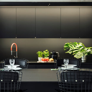 Esempio di una piccola cucina contemporanea con ante lisce, ante nere, paraspruzzi nero, elettrodomestici da incasso, nessuna isola e top nero