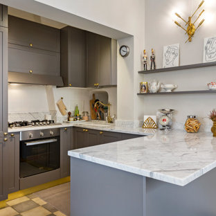 Idee per una piccola cucina tradizionale con lavello sottopiano, ante grigie, elettrodomestici in acciaio inossidabile, penisola, pavimento grigio, top grigio, ante con riquadro incassato, top in marmo, paraspruzzi grigio, paraspruzzi in marmo, pavimento in cementine e soffitto a volta