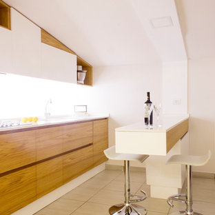 Esempio di una cucina lineare minimalista con ante lisce, ante in legno scuro, top bianco, lavello a doppia vasca, penisola e pavimento beige