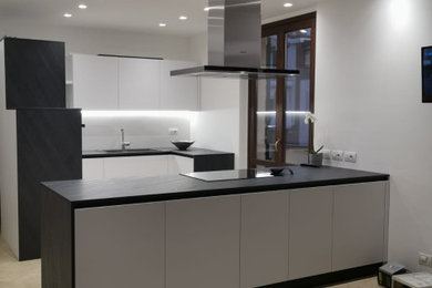 Idee per una cucina contemporanea di medie dimensioni con lavello a vasca singola, ante lisce, pavimento beige e soffitto ribassato