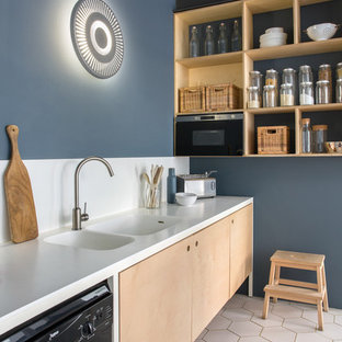 Idee per una cucina lineare design con nessun'anta, ante in legno chiaro, elettrodomestici neri, pavimento bianco, top bianco, paraspruzzi bianco e lavello integrato
