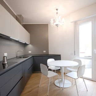 Idee per una cucina contemporanea con lavello da incasso, ante lisce, ante grigie, paraspruzzi grigio, parquet chiaro, pavimento beige e top grigio