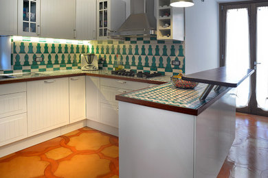 Immagine di una cucina mediterranea con pavimento in terracotta