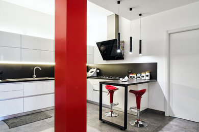 Example of a trendy kitchen design in Rome