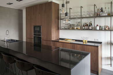 Ispirazione per una cucina design di medie dimensioni con ante lisce e ante in legno bruno