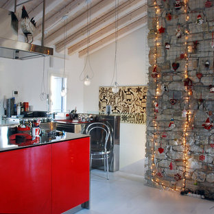 Idee per una cucina industriale con ante lisce, ante rosse, top in acciaio inossidabile, pavimento grigio e top grigio
