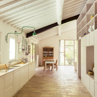 Esempio di una cucina lineare country con ante lisce e elettrodomestici in acciaio inossidabile