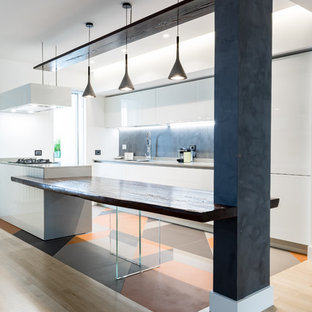 Esempio di una cucina contemporanea con ante bianche, paraspruzzi grigio, penisola, top grigio, lavello da incasso, ante lisce, top in legno e pavimento multicolore