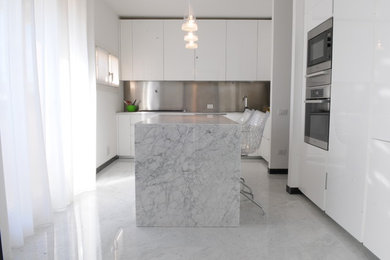 Idee per una grande cucina minimal con ante lisce, ante bianche, top in marmo, paraspruzzi a effetto metallico, paraspruzzi con piastrelle di metallo, elettrodomestici in acciaio inossidabile e pavimento in marmo