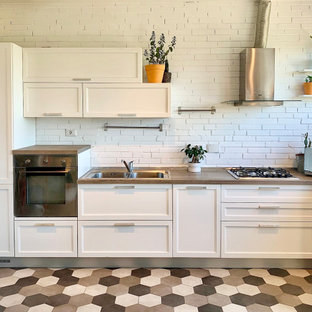Idee per una cucina classica con ante bianche, top in laminato, pavimento in gres porcellanato e top marrone