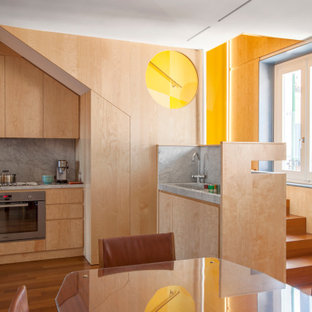Foto di una grande cucina design con lavello integrato, ante lisce, ante in legno chiaro, top in marmo, paraspruzzi grigio, paraspruzzi in marmo, elettrodomestici in acciaio inossidabile, parquet scuro, top grigio, penisola e pavimento marrone