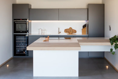 Esempio di una cucina parallela moderna di medie dimensioni