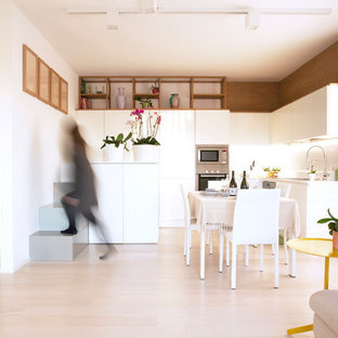 Ispirazione per una cucina nordica con lavello sottopiano, ante lisce, ante bianche, paraspruzzi bianco, elettrodomestici in acciaio inossidabile, parquet chiaro, pavimento beige e top bianco