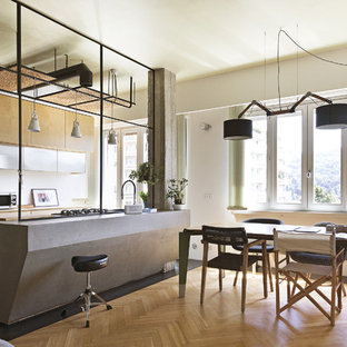 Esempio di una grande cucina industriale con parquet chiaro, pavimento multicolore, lavello da incasso, ante lisce, ante in legno chiaro, elettrodomestici in acciaio inossidabile, isola e top grigio
