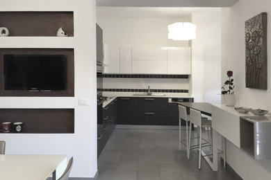Свежая идея для дизайна: угловая кухня в современном стиле с плоскими фасадами, столешницей из кварцевого агломерата и полом из керамогранита - отличное фото интерьера