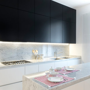 Idee per una cucina minimal con lavello sottopiano, ante lisce, ante bianche, top in marmo, paraspruzzi grigio, paraspruzzi in marmo, elettrodomestici da incasso, parquet chiaro, pavimento beige e top grigio