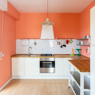 Idee per una grande cucina design con lavello a vasca singola, ante in stile shaker, ante bianche, top in legno, paraspruzzi bianco, paraspruzzi con piastrelle in ceramica, elettrodomestici in acciaio inossidabile e top marrone